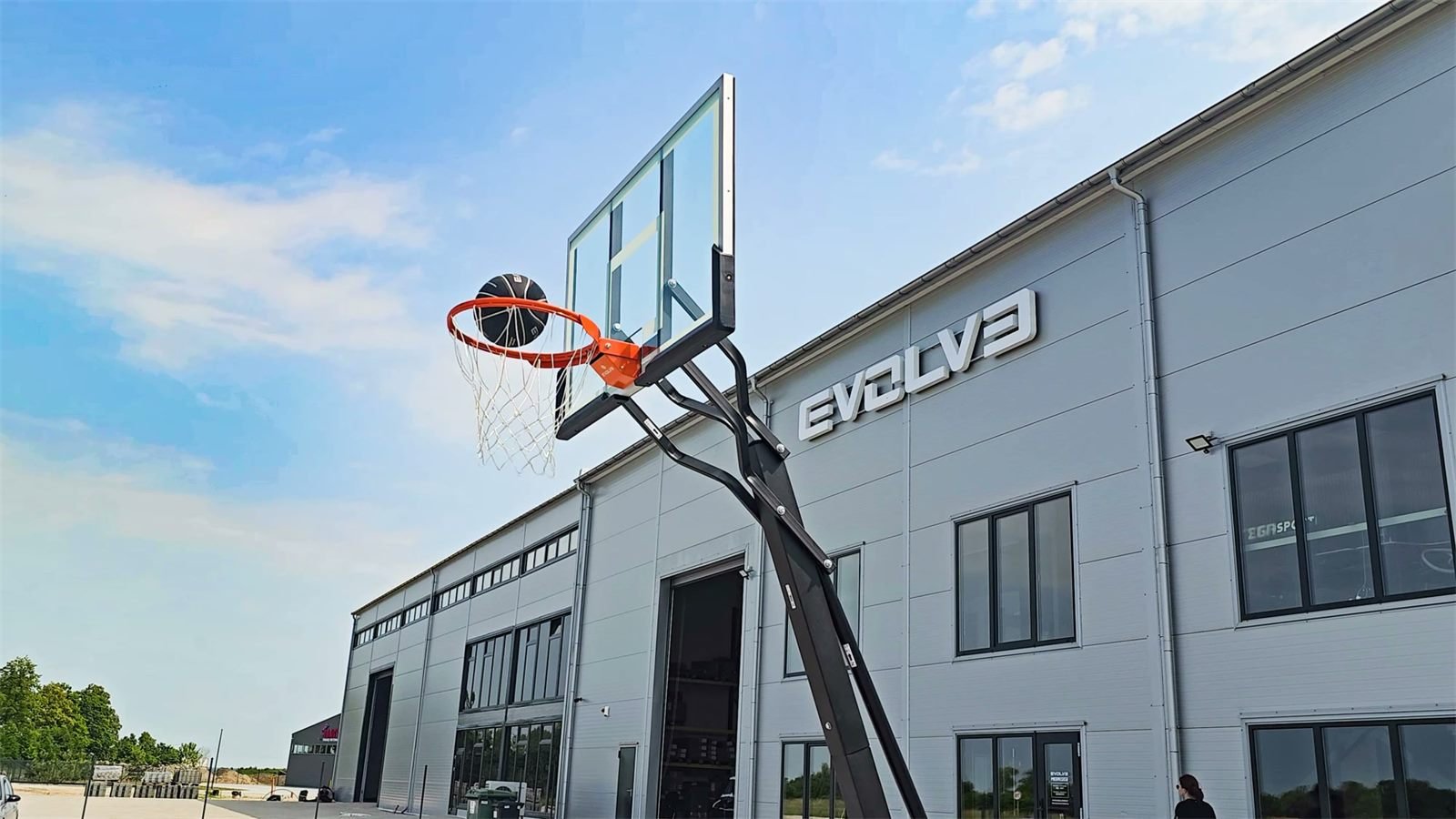 Mobilus krepšinio stovas prie Evolve biuro